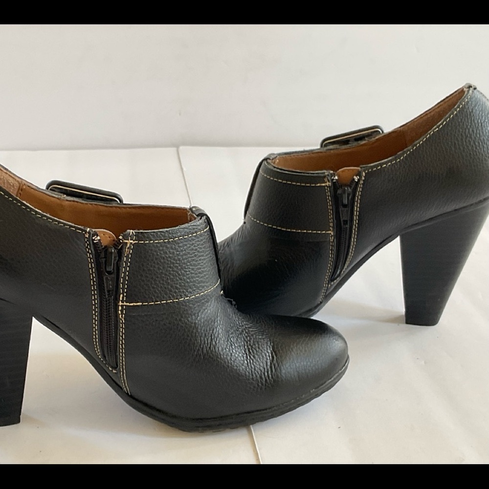 Softshoe black ankle leather boots. Size 8.5. In excellent condition. - Picture 3 of 10
